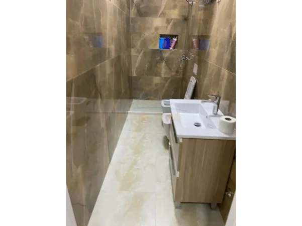 Tirane, jepet me qera apartament 2+1+Ballkon Kati 2, 87 m² 600 € (Brryli)