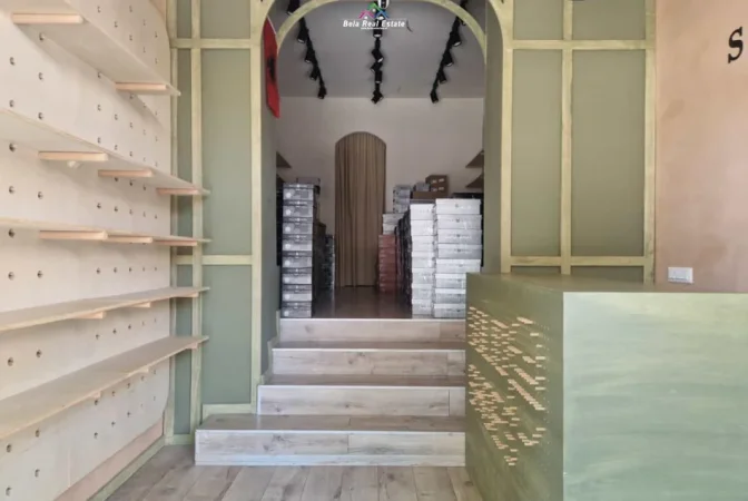 Tirane, jepet me qera dyqan Kati 0, 45 m² 1.580 € (Myslym Shyri)