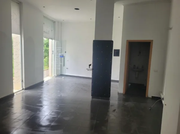 Tirane, jepet me qera dyqan Kati 0, 44 m² 500 € (ISH PARKU)