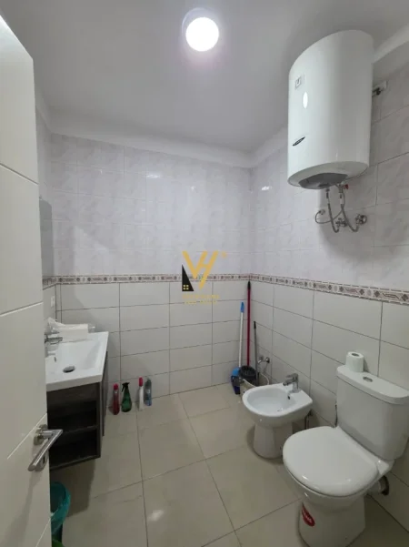 Tirane, jepet me qera zyre Kati 1, 65 m² 520 € (SHKOLLA E BALETIT)