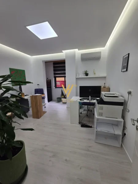 Tirane, jepet me qera zyre Kati 1, 65 m² 520 € (SHKOLLA E BALETIT)