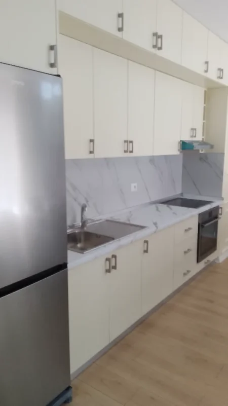 Tirane, jepet me qera apartament 1+1+Ballkon (Bulevardi i ri, perfshihet dhe parkimi ne çmim)