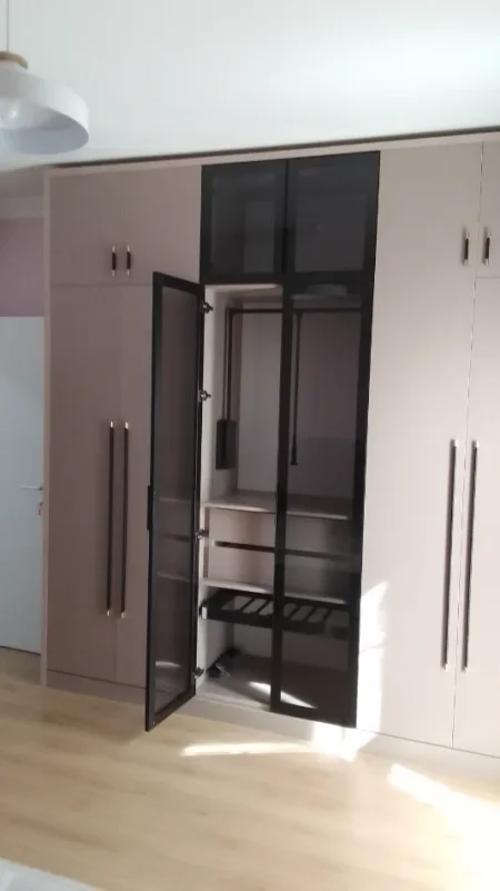 Tirane, jepet me qera apartament 1+1+Ballkon (Bulevardi i ri, perfshihet dhe parkimi ne çmim)