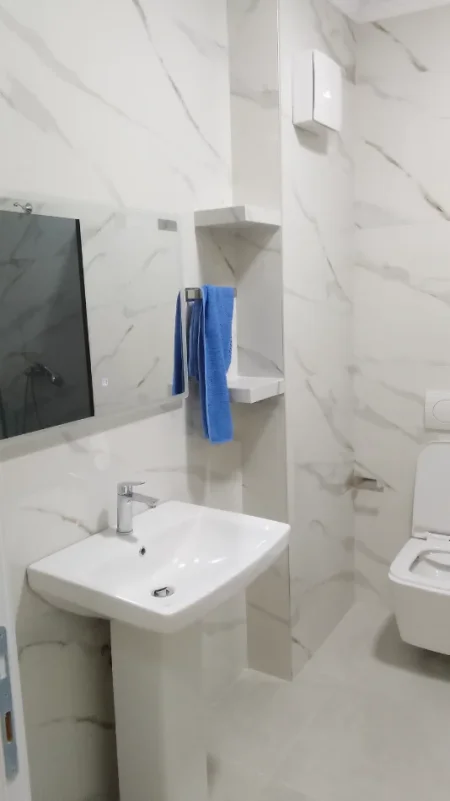 Tirane, jepet me qera apartament 1+1+Ballkon (Bulevardi i ri, perfshihet dhe parkimi ne çmim)