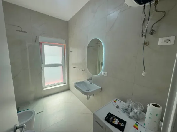 Tirane, jepet me qera apartament 1+1 Kati 5, (Ali Demi)