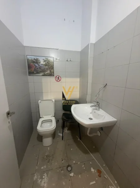Tirane, jepet me qera dyqan Kati 0, 50 m² 520 € (KOMUNA E PARISIT)