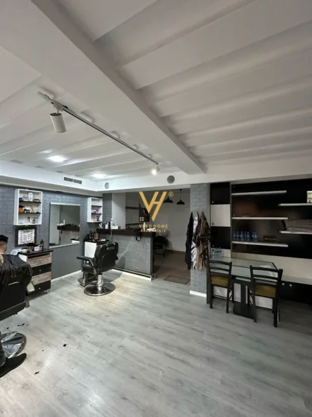 Tirane, shitet dyqan Kati 1, 60 m² 206.000 € (MYSLYM SHYRI)