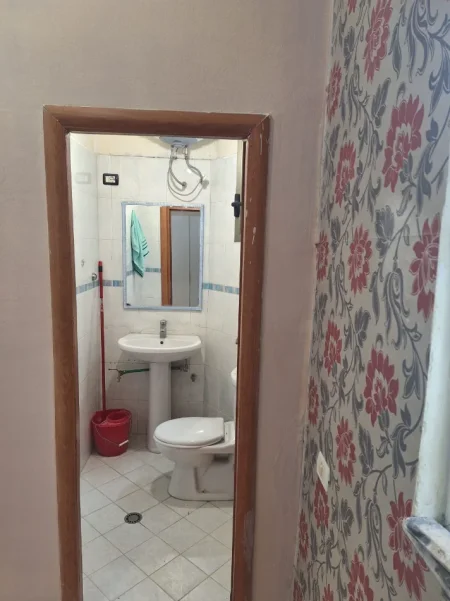 Tirane, jap me qera dyqan Kati 0, 30 m² 415 € (Myslym Shyr)
