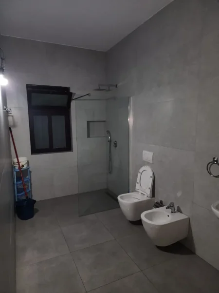 Tirane, jepet me qera apartament 1+1 Kati 2, 70 m² 420 € (Konviktet prane Inxhinieris se Ndertimit)