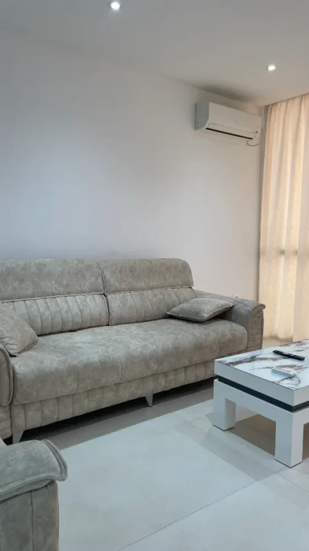 Tirane, jap me qera apartament 2+1+Ballkon Kati 5, 120 m² 820 € (Rruga e Kavajes 21 Dhjetori)