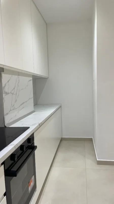 Tirane, jap me qera apartament 2+1+Ballkon Kati 5, 120 m² 820 € (Rruga e Kavajes 21 Dhjetori)