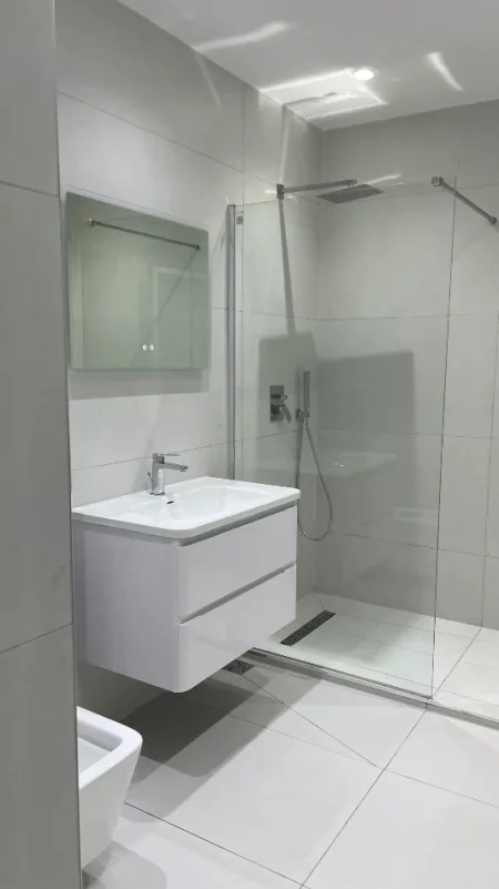 Tirane, jap me qera apartament 2+1+Ballkon Kati 5, 120 m² 820 € (Rruga e Kavajes 21 Dhjetori)