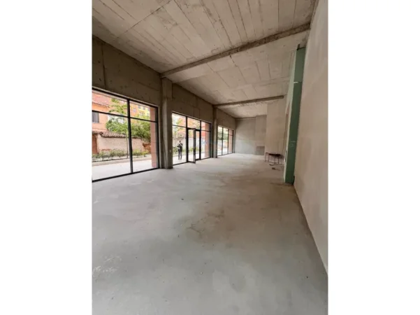 Tirane, jepet me qera ambjent biznesi Kati 0, 187 m² 2.500 € (RRUGA QEMAL STAFA , SHKOLLA E KUQE)