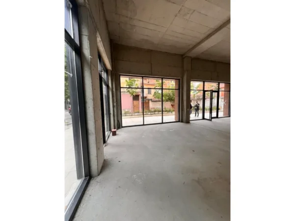 Tirane, jepet me qera ambjent biznesi Kati 0, 187 m² 2.500 € (RRUGA QEMAL STAFA , SHKOLLA E KUQE)