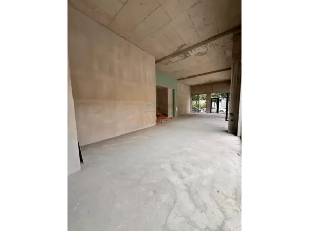 Tirane, jepet me qera ambjent biznesi Kati 0, 187 m² 2.500 € (RRUGA QEMAL STAFA , SHKOLLA E KUQE)