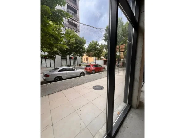 Tirane, jepet me qera ambjent biznesi Kati 0, 187 m² 2.500 € (RRUGA QEMAL STAFA , SHKOLLA E KUQE)