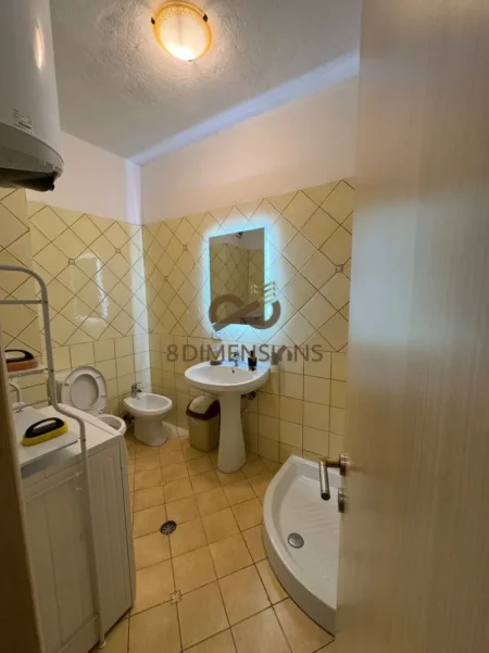 Tirane, jepet me qera apartament 1+1+Ballkon Kati 3, 65 m² 550 € (tregu elektrik)