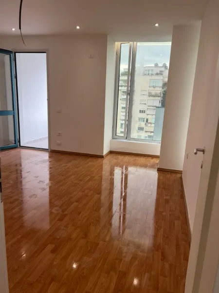 Tirane, jepet me qera zyre Kati 4, 190 m² 2.000 € (AMBASADA AMERIKANE)