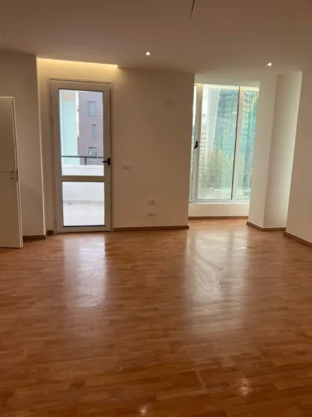 Tirane, jepet me qera zyre Kati 4, 190 m² 2.000 € (AMBASADA AMERIKANE)