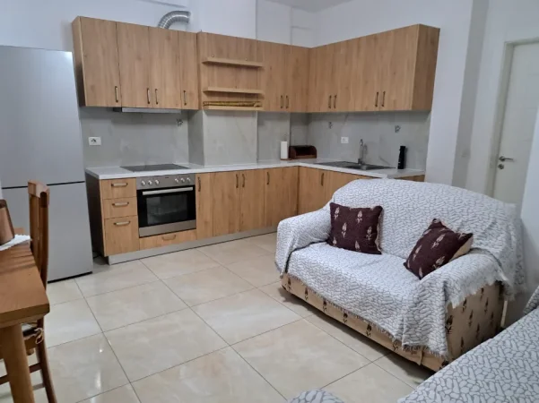 Tirane, jepet me qera apartament 2+1+Ballkon Kati 4, 85 m² 450 € (Pallati Jolla ,ne Astir)