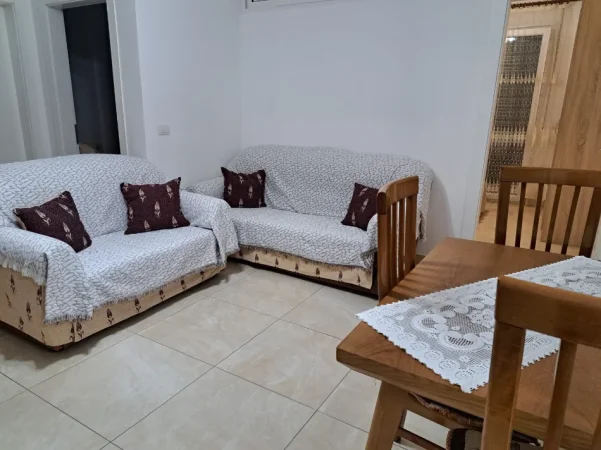 Tirane, jepet me qera apartament 2+1+Ballkon Kati 4, 85 m² 450 € (Pallati Jolla ,ne Astir)
