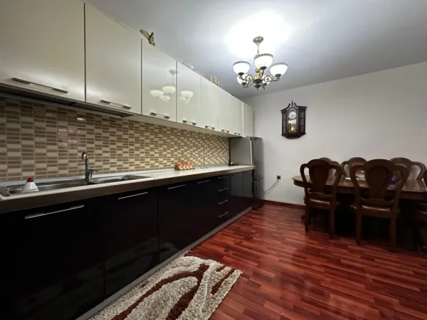 Tirane, jepet me qera apartament 2+1 Kati 4, 100 m² 550 € (Rruga Fortuzi)