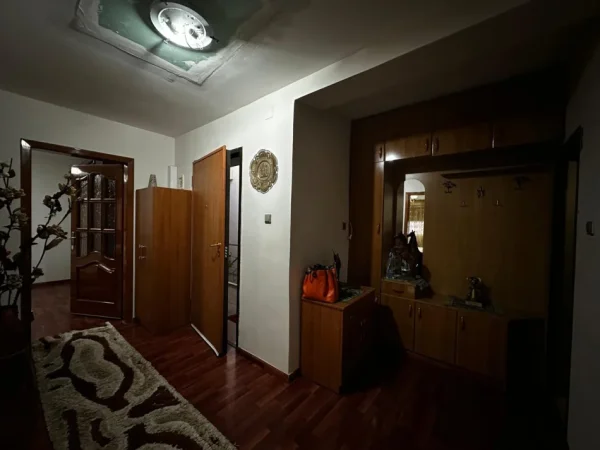 Tirane, jepet me qera apartament 2+1 Kati 4, 100 m² 550 € (Rruga Fortuzi)