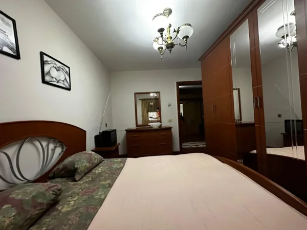 Tirane, jepet me qera apartament 2+1 Kati 4, 100 m² 550 € (Rruga Fortuzi)