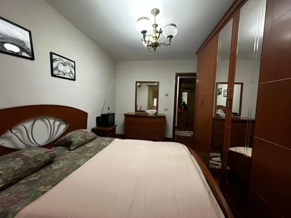 Tirane, jepet me qera apartament 2+1 Kati 4, 100 m² 550 € (Rruga Fortuzi)