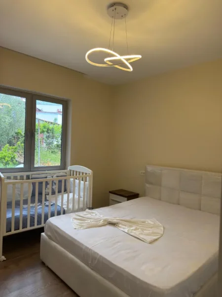 Tirane, jepet me qera shtepi 1+1+Ballkon Kati 1, 68 m² 300 € (Rruga shaban baxhaku , Shkoze)…