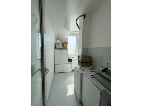 Tirane, shitet ambjent biznesi Kati 1, 74 m² 275.000 € (ZOGU I ZI)