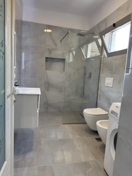 Tirane, jepet me qera shtepi 1+1+Ballkon Kati 1, 68 m² 300 € (Rruga shaban baxhaku , Shkoze)…