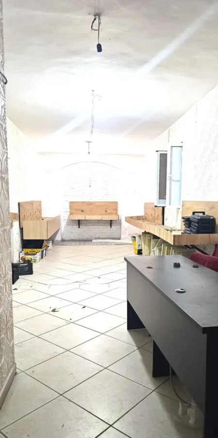 Tirane, jepet me qera ambjent biznesi Kati 1, 50 m² 500 € (21 Dhjetori)