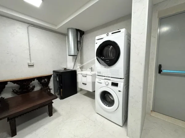 Tirane, jepet me qera Vile Vile 2 Katshe , 570 m² 5.000 € (NË MULLET)