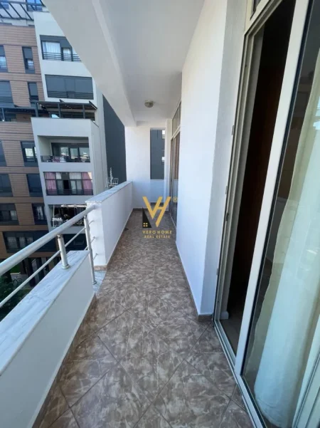 Tirane, jepet me qera apartament 1+1+Ballkon Kati 4, 64 m² 620 € (PAZARI I RI)
