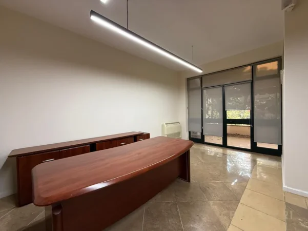 Tirane, jepet me qera zyre Kati 2, 200 m² 4.500 € (Kryeministria)