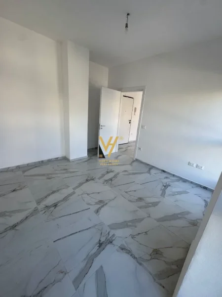 Tirane, jepet me qera zyre Kati 1, 69 m² 520 € (LAPRAKE)