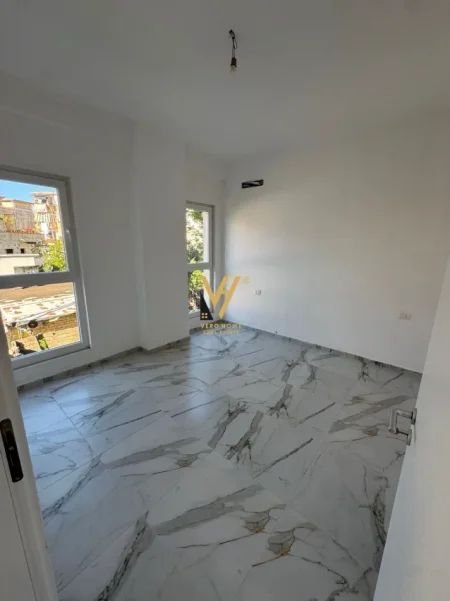 Tirane, jepet me qera zyre Kati 1, 69 m² 520 € (LAPRAKE)