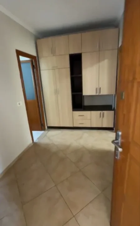 Tirane, jepet me qera apartament 1+1 Kati 3, 50 m² 350 € (Rruga Njazi Meka)