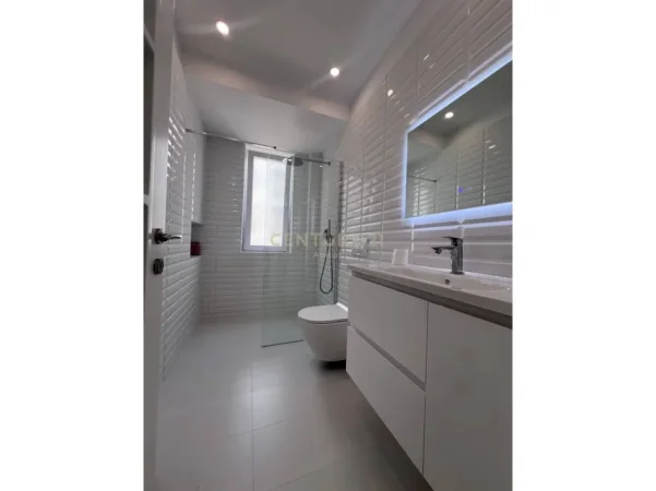Tirane, jepet me qera apartament 2+1+Aneks+Ballkon Kati 3, 90 m² 850 € (Blloku)