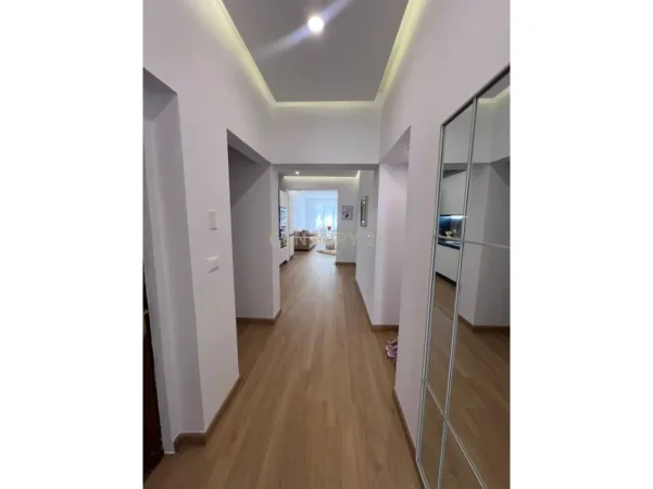 Tirane, jepet me qera apartament 2+1+Aneks+Ballkon Kati 3, 90 m² 850 € (Blloku)