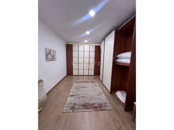 Tirane, jepet me qera apartament 2+1+Aneks+Ballkon Kati 3, 90 m² 850 € (Blloku)