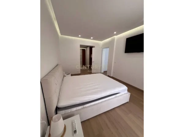 Tirane, jepet me qera apartament 2+1+Aneks+Ballkon Kati 3, 90 m² 850 € (Blloku)