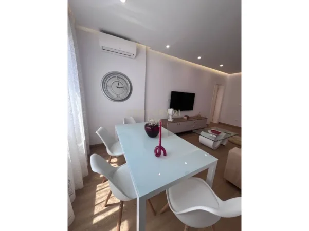 Tirane, jepet me qera apartament 2+1+Aneks+Ballkon Kati 3, 90 m² 850 € (Blloku)