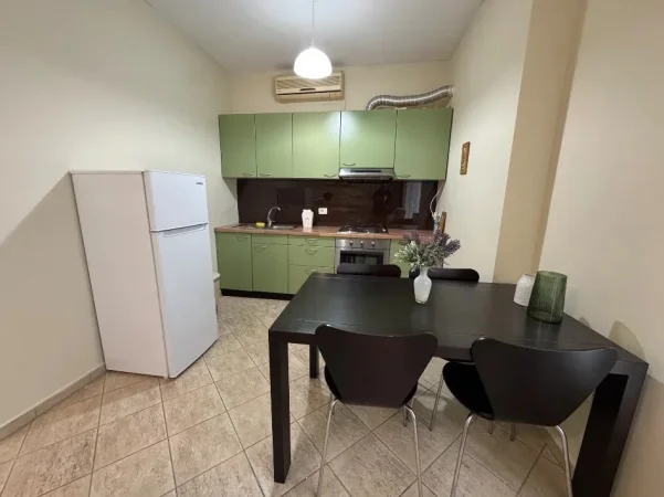 Tirane, jepet me qera apartament 1+1 Kati 3, 550 € (Ish Tregu Elektik)