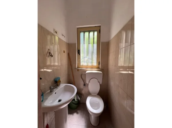 Tirane, jap me qera ambjent biznesi Kati 0, 70 m² 700 € (Myslym Shyri.)