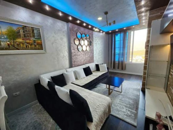 Tirane, jepet me qera apartament 2+1 Kati 3, 85 m² 900  (Kopshti Botanik)