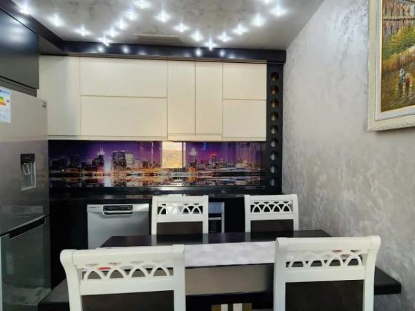 Tirane, jepet me qera apartament 2+1 Kati 3, 85 m² 900  (Kopshti Botanik)
