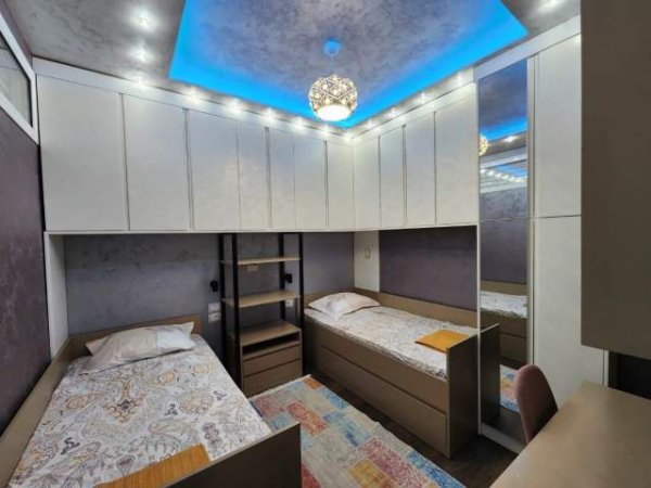 Tirane, jepet me qera apartament 2+1 Kati 3, 85 m² 900  (Kopshti Botanik)