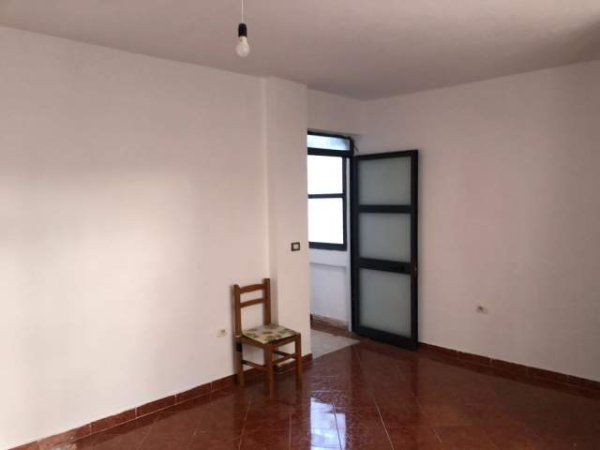 Tirane, jepet me qera 1+1+BLK Kati 2, 70 m² 300 Euro (Rruga Dora Distria)